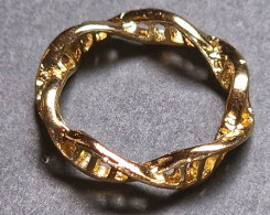 Jolie BAGUE Torsadée Dorée - Taille 6 -Diamètre Intérieur (pour Le Doigt) : Environ 16 Mm - "neuf De Stock" - Vers 2000 - Anelli