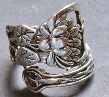 Jolie BAGUE Tige Fleur Argenté -Taille 7 - Diamètre Intérieur (pour Le Doigt): Environ 17 Mm -"neuf De Stock"- Vers 2000 - Anelli