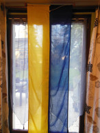 Grand Drapeau Vertical Ukrainien En Tissu Monté Sur Hampe Bois - Flags
