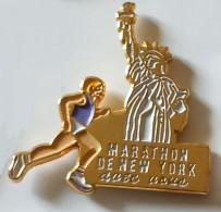 XX378 Pin's Athlétisme Marathon De New York USA Avec Nous Thème Statue Liberté Liberty Bartholdi Achat Immédiat - Athlétisme