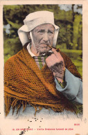 FOLKLORE -  En Bretagne - Vieille Bretonne Fumant Sa Pipe - F Chapeau - Carte Postale Ancienne - Personaggi
