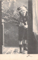 ENFANT - En Culotte Courte Porte Un Bouquet Dans Ses Bras - Carte Postale Ancienne - Portraits