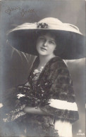 FEMME - Au Chapeau à Plumes - Châle En Fourrure - Carte Postale Ancienne - Frauen