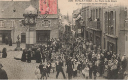 Douarnenez * 1905 * La Place De La Croix , La Procession Du Sacré Coeur * Kiosque * Garde Suisse - Douarnenez
