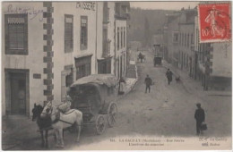 LA GACILLY  Rue Neuve   L'arrivée Du Courrier - La Gacilly