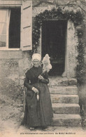 Montmoreau * Une Femme Charentaise Des Environs , En Coiffe Et Costume * Fileuse - Autres & Non Classés