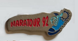 XX383 Pin's Randonnée Pédestre Marathon Association à Saint Père CHER Maratour 92 Achat Immédiat - Athlétisme