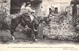 FOLKLORE - "Le Velay Illustré" - Un Jeune Couple De Montagnards De La Haute Loire Se Rendant .... Carte Postale Ancienne - Altri & Non Classificati