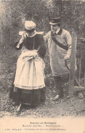 FOLKLORE - Amour En Bretagne - Mauvaise Nouvelles....Bonne Occasion....Carte Postale Ancienne - Otros & Sin Clasificación