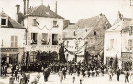 L'isle Sur Serein * Carte Photo * Fête , Tambours , Sur La Place * Hôtel Des Epis D'Or * Villageois - L'Isle Sur Serein