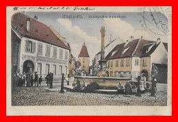 CPA  (67) MUTZIG.  Place De La Fontaine Et Porte Du BAS, Animé...P1360 - Mutzig