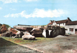 Près Les Trois Moutiers Et Loudun * Le Dolmen De La Pierre Folle * Thème Menhir Pierres Monolithe Mégalithe - Les Trois Moutiers