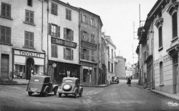 Boën * La Place De La Jeunesse * Commerces Magasins THIVOLLET , DURIS DOSSON * Automobile Voiture Ancienne - Other & Unclassified