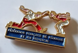 XX403 Pin's FFPJP Fédération Française De Pétanque Et Jeu Provençal Siège à Marseille Achat Immédiat - Pétanque