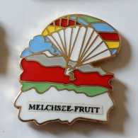 XX411 Pin's Montgolfière Parapente Melchsee Frutt Obwald Suisse Qualité EGF Achat Immédiat - Fesselballons