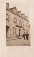 Landivisiau * Carte Photo * Hôtel GUILLOU , Rue St Guenal * Villageois - Landivisiau