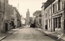 Carrouges * Rue Du Général Leclerc , Le Clocher De L'église * Bourrellerie Sellerie C. CARELLE * Camion Villageois - Carrouges