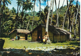 Cpsm Polynésie, Tahiti, Femme Devant Les Cases - Polynésie Française