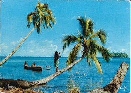 Cpsm Polynésie, Tahiti, Femme Sur Un Cocotier, Hommes En Pirogues - Polynésie Française
