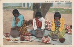 US - Pueblo Indian Womwn Making Pottery - Amerika