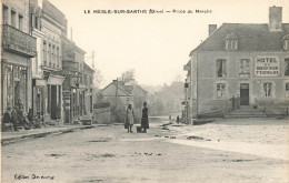 Le Mesle Sur Sarthe * Place Du Marché * Hôtel Du Boeuf Noir Vve CHEVALIER * Villageois - Le Mêle-sur-Sarthe