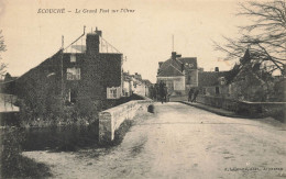 écouché * Un Coin Du Village Et Le Grand Pont Sur L'orne * Villageois - Ecouche