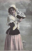 Pâques - Une Femme Paysanne Avec Un Panier Rempli D'oeufs - Carte Postale Ancienne - Pâques