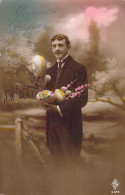 Pâques - Homme Tient Des Oeufs Colorés Et Des Fleurs Dans Ses Bras - Carte Postale Ancienne - Pascua