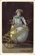 Pâques - Enfant Dans Un Oeuf Posé Sur Une Brouette - Carte Postale Ancienne - Easter
