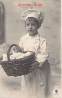 Pâques - Petit Garçon En Tenue De Chocolatier Tient Dans Ses Main Un Panier Rempli D'oeufs - Carte Postale Ancienne - Pasen