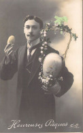 Pâques - Homme élégant Tient Un Oeuf Coloré - Carte Postale Ancienne - Ostern