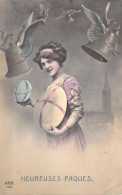 Pâques - Femme En Robe Rose Tient Deux Oeufs Dans Ses Mains - Cloche - Carte Postale Ancienne - Pascua