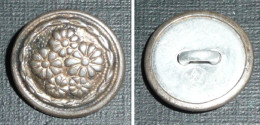 Rare Ancien Bouton En Métal Embouti, Décor De Fleurs, Boutons - Boutons