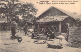 CONGO BELGE - Emballage De Poisson Sec Dans Le Mayumbe - Carte Postale Ancienne - Belgian Congo