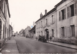 ROUVRAY RUE DU MARECHAL LECLERC ,GENDARMERIE ET MOTARDS PERSONNAGES A VOIR !!!  REF 79075 - Police - Gendarmerie