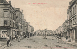 Trun * 1907 * Rue De L'église * La Place * Magasin De Nouveautés * Villageois - Trun