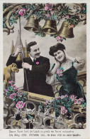 Pâques - Un Couple Sonne Les Cloches Pour Pâques - Fleurs - Carte Postale Ancienne - Ostern