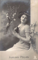 Pâques - Jeune Flemme Avec Un Oeuf Et Des Fleurs - Carte Postale Ancienne - Pasen