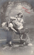 Pâques - Deux Enfants Et Leur Gros Oeuf Ainsi Que Le Lapin - Carte Postale Ancienne - Ostern