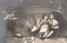 Pâques - Deux Enfants Amoureux Sous Un Parapluie Et Poules Proche D'eux - Carte Postale Ancienne - Pasen