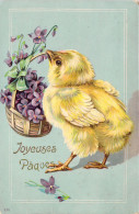 Pâques - Poussin Tient Dans Son Bec Un Panier De Fleurs Violettes - Carte Postale Ancienne - Pasen