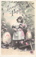 Pâques - Fillette En Robe Tient Des Fleurs - Oeufs Colorés  - Carte Postale Ancienne - Pasen