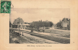 Sées * La Gare Et Rue De La Gare * Train Wagons * Ligne Chemin De Fer Orne * Villageois - Sees