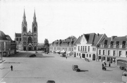 Vimoutiers * La Place Et La Mairie * Camion Comptoirs Modernes * Villageois - Vimoutiers