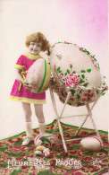 Pâques - Collection D'oeufs D'une Petite Fille En Robe Rose Et Jaune - Carte Postale Ancienne - Ostern