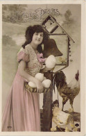 Pâques - Femme Ramasse Ses œufs Sous La Cloche - Coq Poule Et Poussin - Carte Postale Ancienne - Pasen