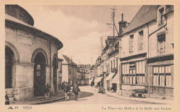 Sées * La Place Des Halles Et La Halle Aux Grains * Café De Normandie * Villageois - Sees