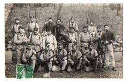CPA 3342 - MILITARIA - Carte Photo Militaire - Un Groupe De Soldats En Tenue De Campagne N° 14 Sur Les Képis à LYON - Personen