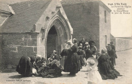 L'ile Tudy * Place Et Portail De L'église Pendant La Grand Messe , Un Jour De Pardon * Coiffe - Ile Tudy