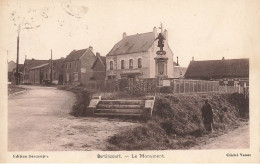 Bertincourt * Rue Du Village Et Le Monument * Villageois - Bertincourt